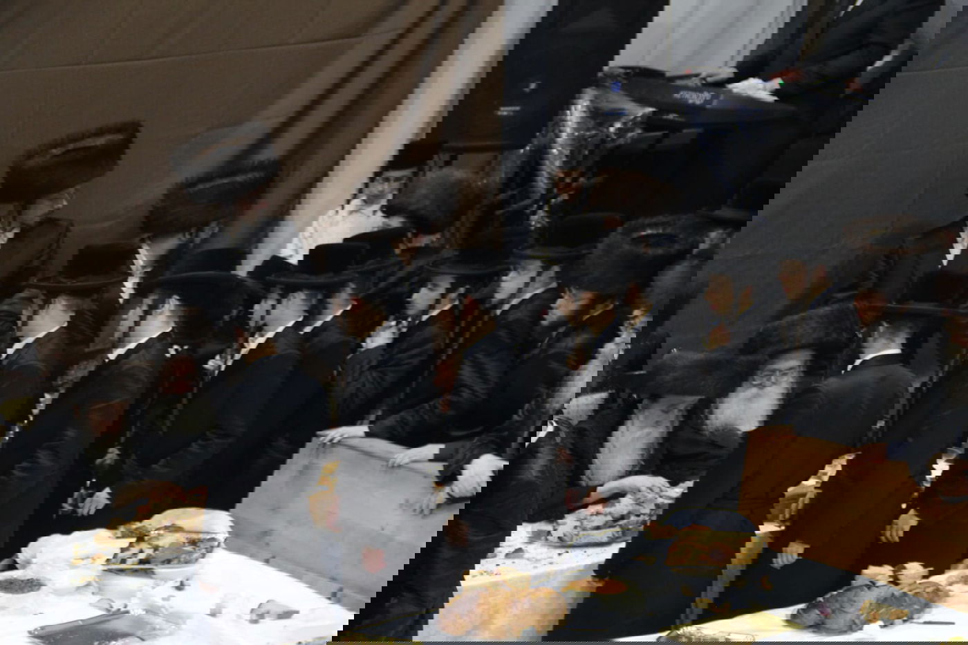 האדמו"ר ממכנובקא חילק 'פרנסה ברויט'