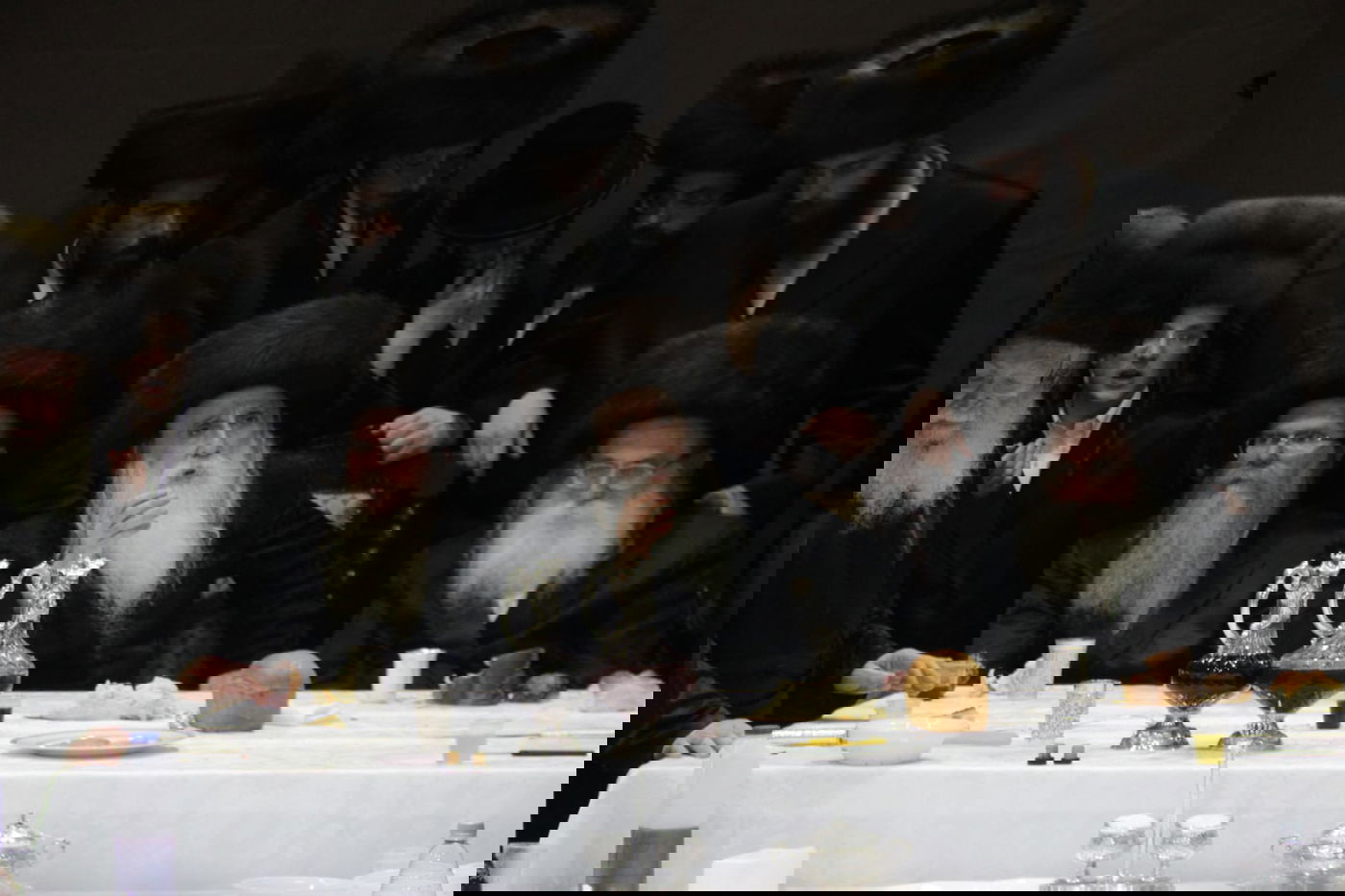 האדמו"ר ממכנובקא חילק 'פרנסה ברויט'