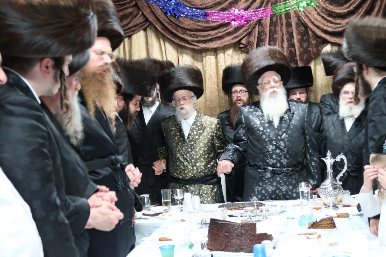 האדמו"ר מסערט ויז'ניץ בשמחת בית השואבה בשאץ-ויז'ניץ