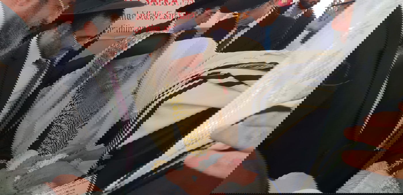 תיעוד: זקן הראשונים לציון סנדק בסוכתו