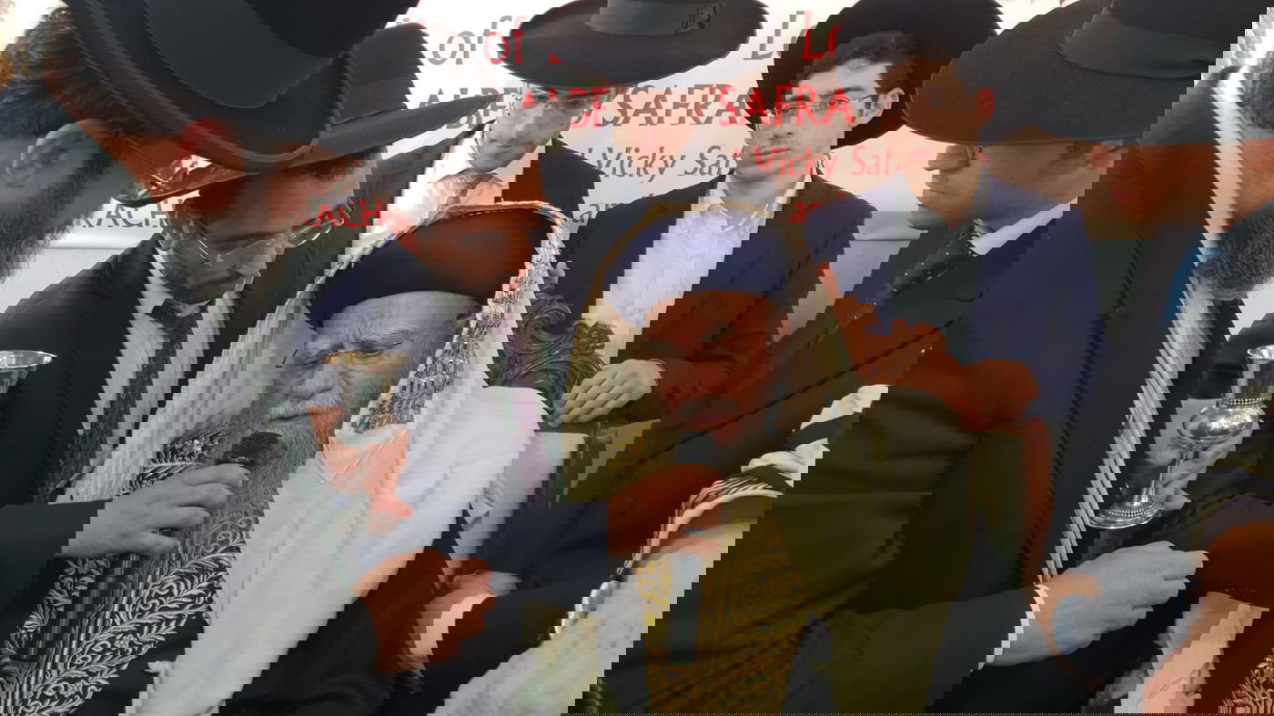 תיעוד: זקן הראשונים לציון סנדק בסוכתו