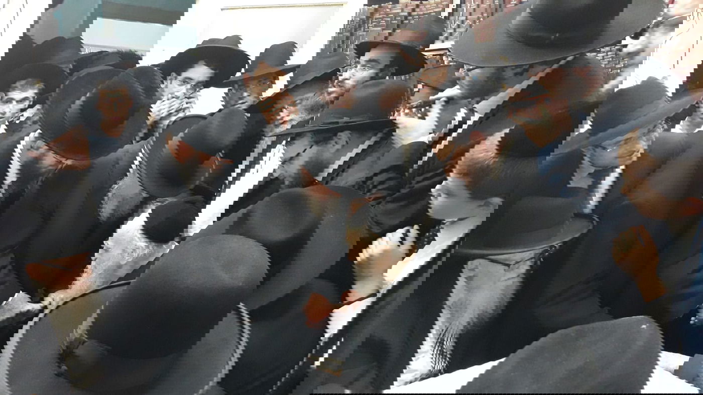 ביקור נדיר: הגרב"מ אזרחי בסוכת הגרמ"ד סולובייצ'יק