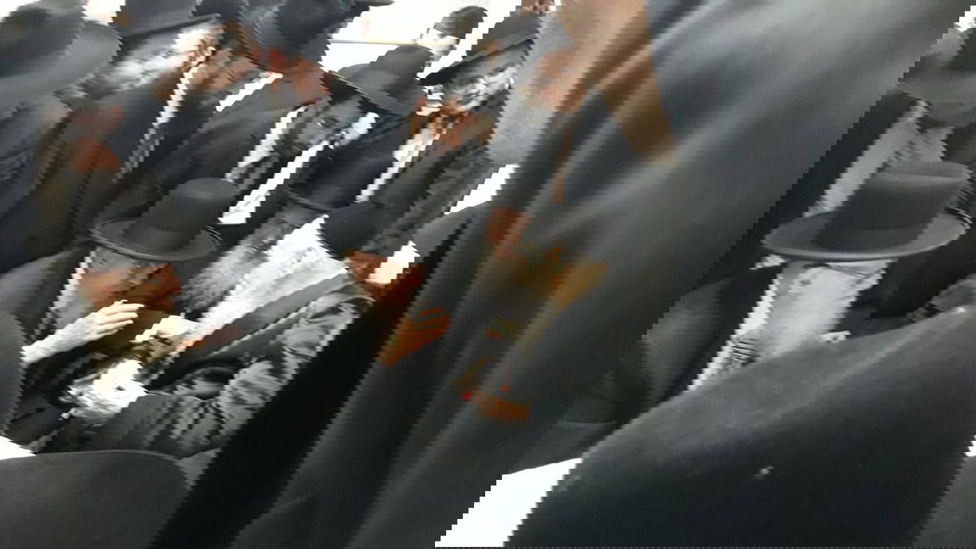 ביקור נדיר: הגרב"מ אזרחי בסוכת הגרמ"ד סולובייצ'יק