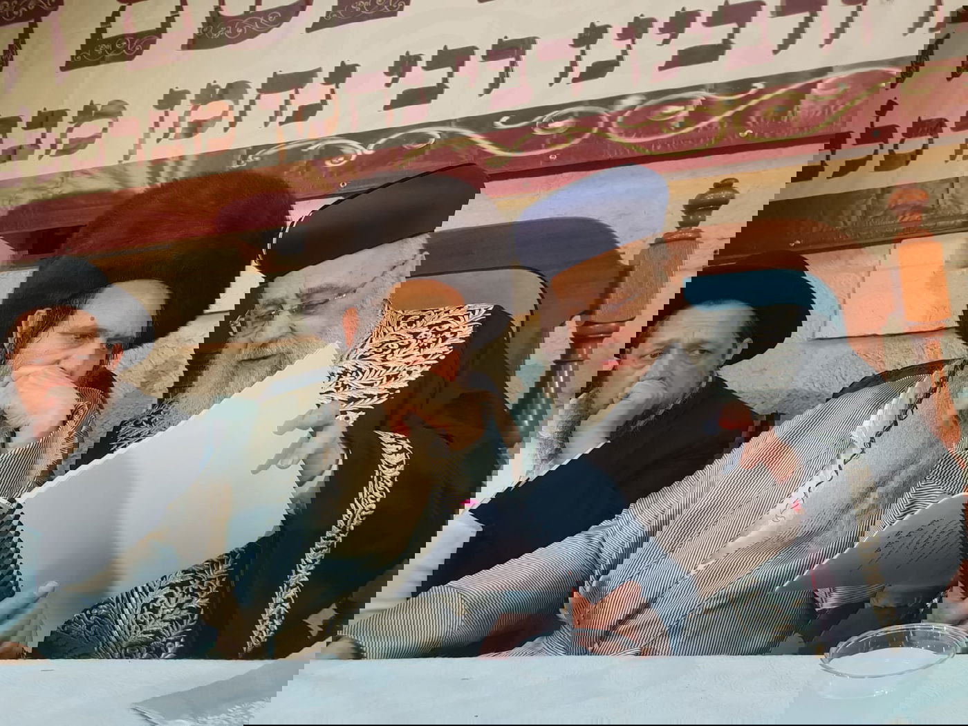 המונים בשמחת בית השואבה אצל הרב שלום ארוש