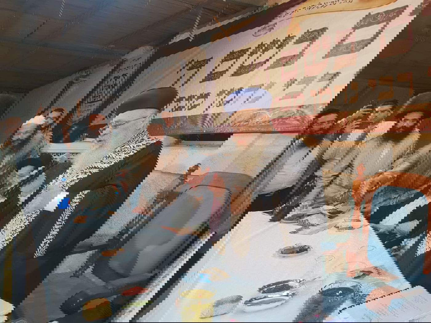 המונים בשמחת בית השואבה אצל הרב שלום ארוש