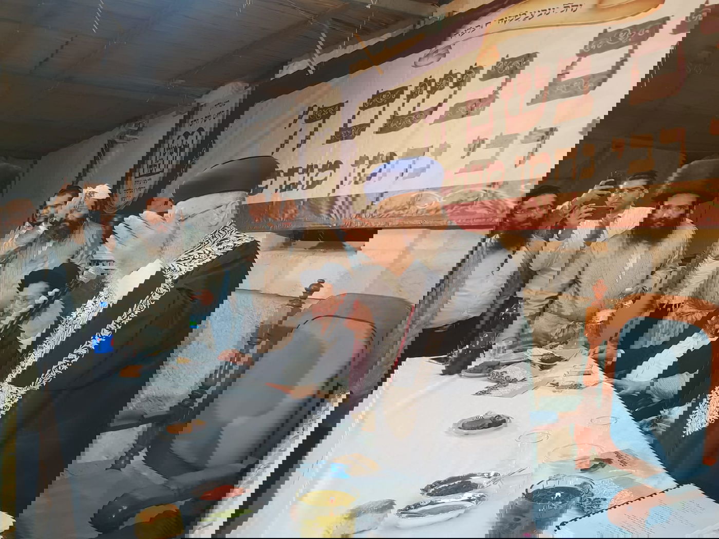 המונים בשמחת בית השואבה אצל הרב שלום ארוש