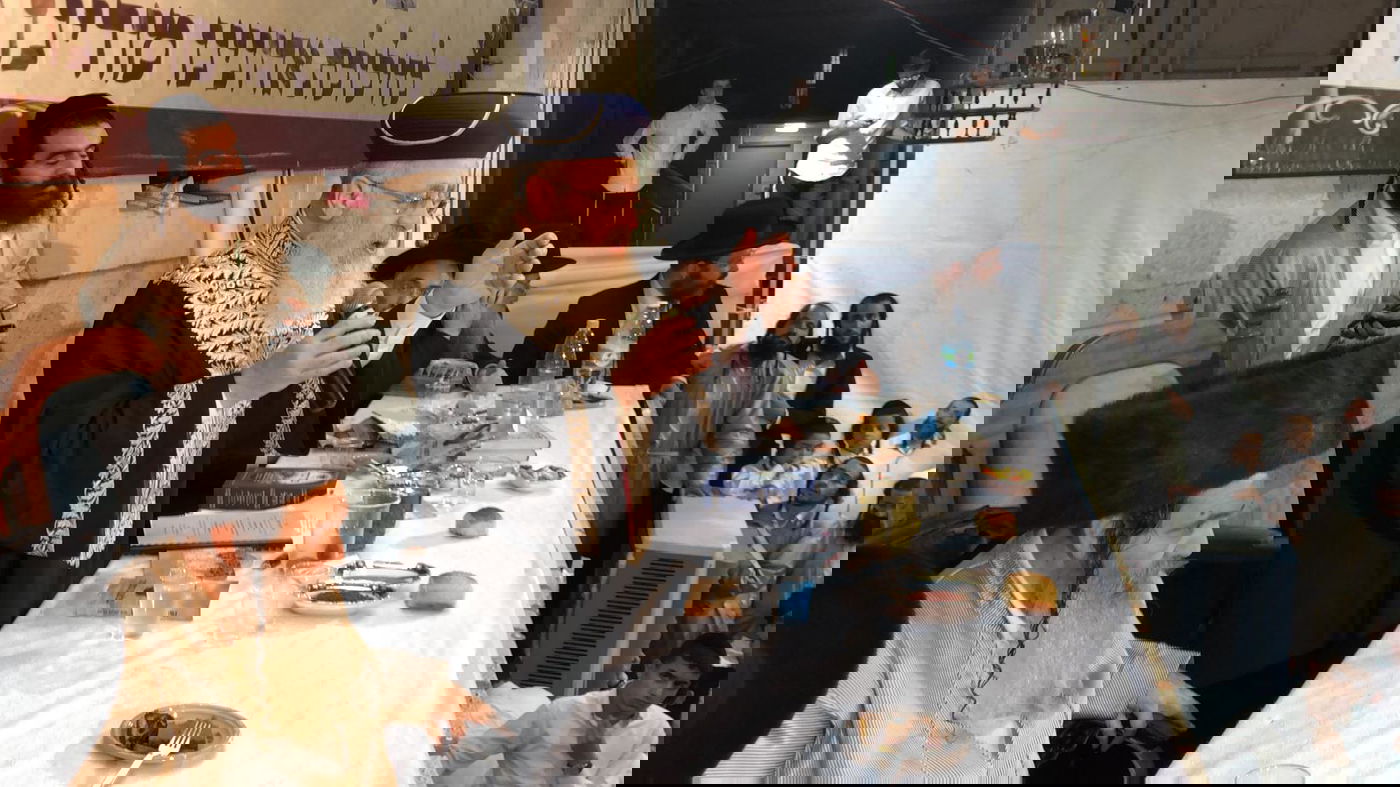 המונים בשמחת בית השואבה אצל הרב שלום ארוש