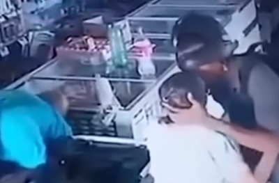 צפו: שודד נישק זקנה וסירב לקחת את כספה