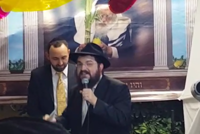 צפו: הזמר החב"די שימח בסוכת נכד הגר"ח