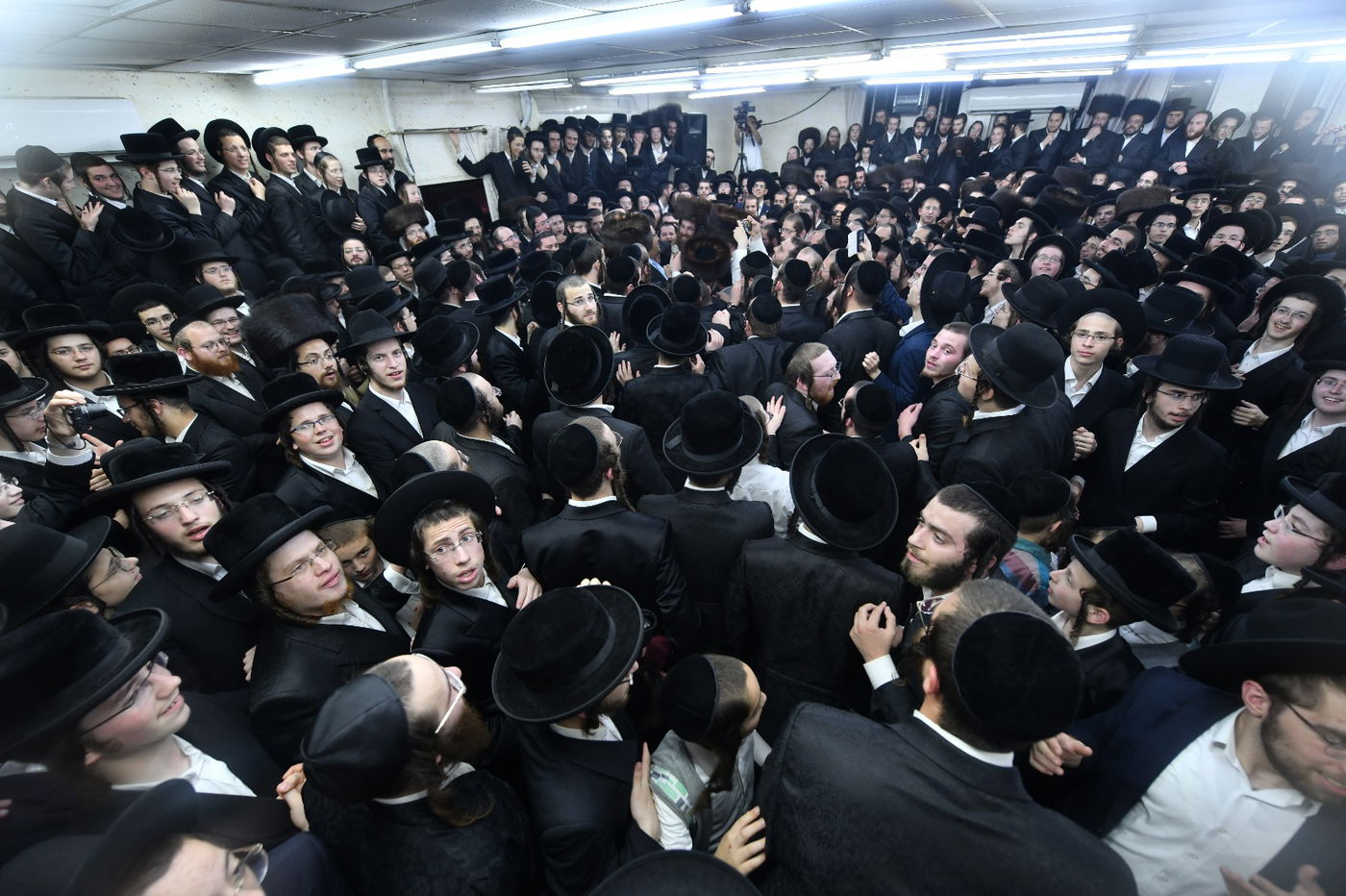 המונים בשמחת בית השואבה בישיבת 'אורייתא'