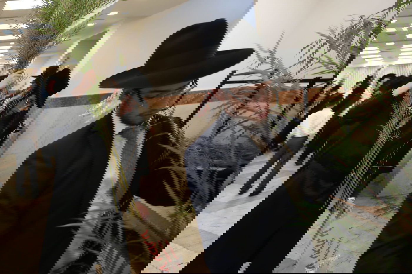 עם קיטל: הירושלמים קנו מורביות להושענות