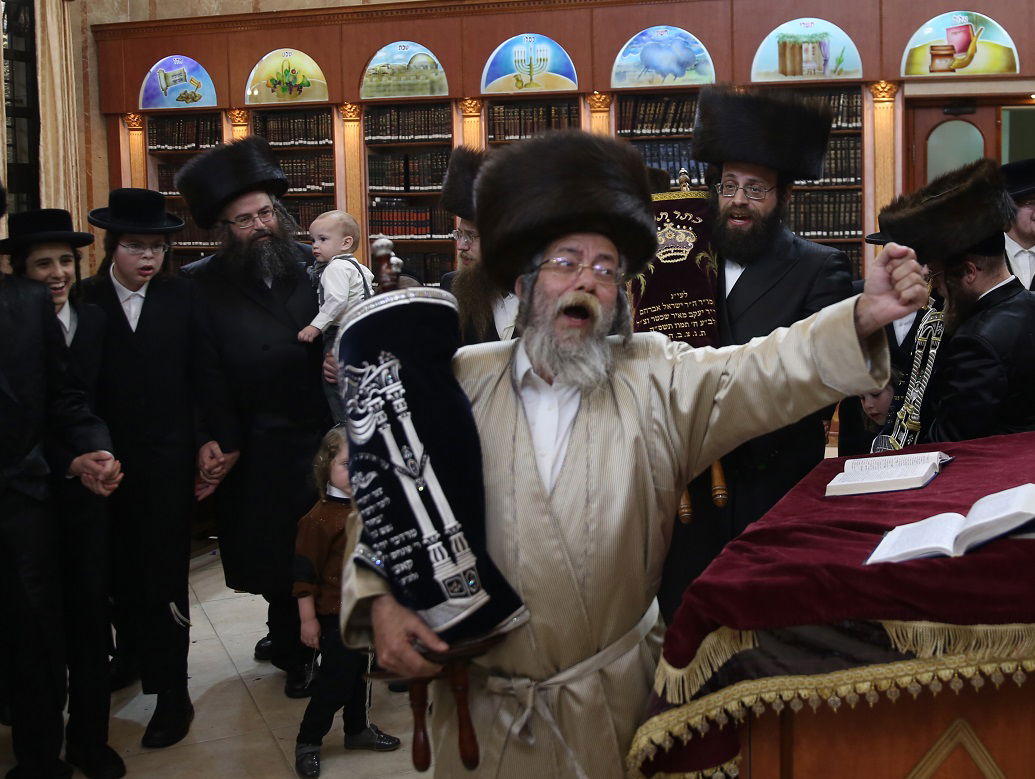 הראשונים לחגוג: בתי הכנסת במאה שערים