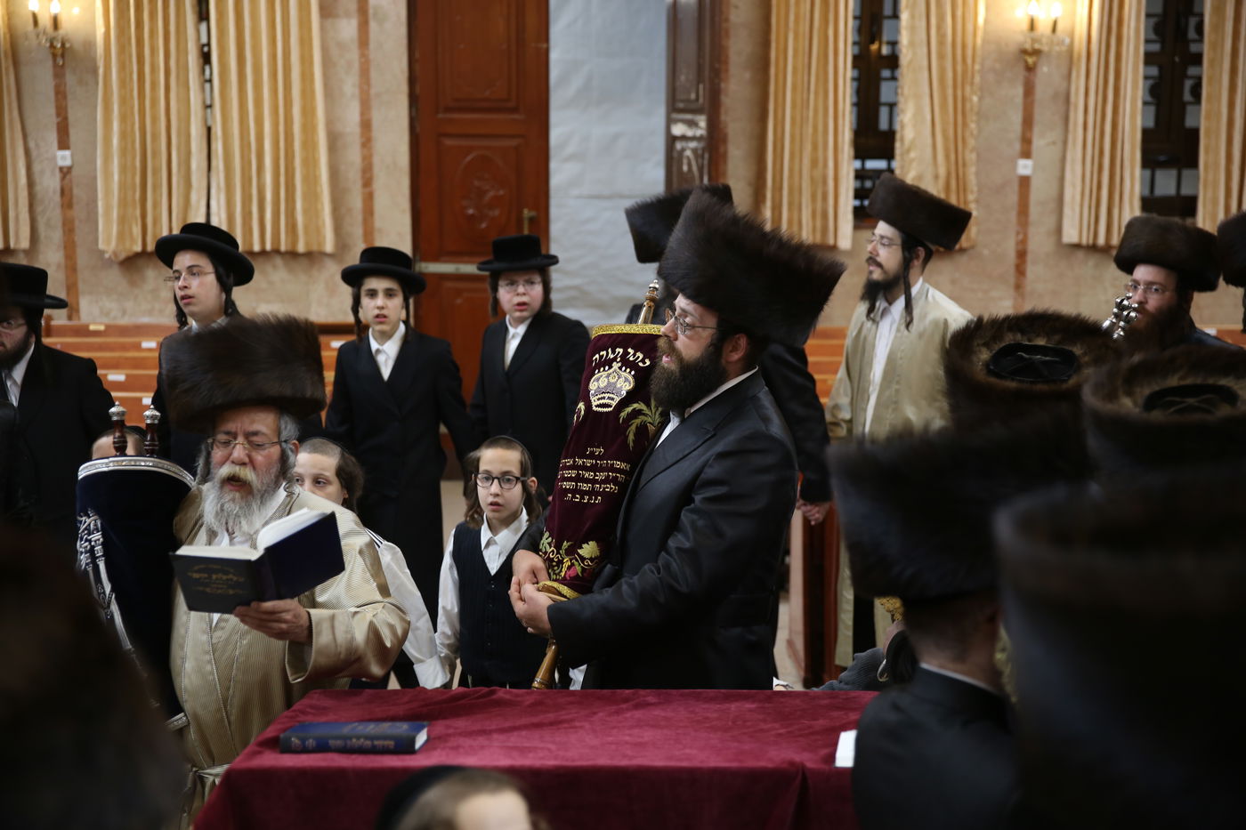 הראשונים לחגוג: בתי הכנסת במאה שערים