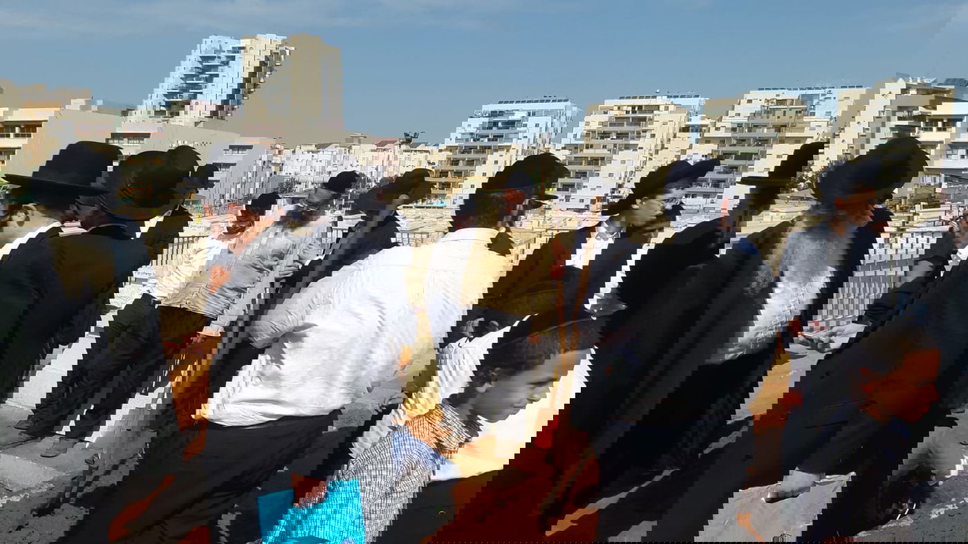 תיעוד ראשון: הכנת קברו של הגר"נ קרליץ זצוק"ל