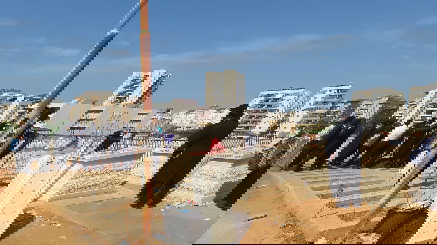 תיעוד ראשון: הכנת קברו של הגר"נ קרליץ זצוק"ל