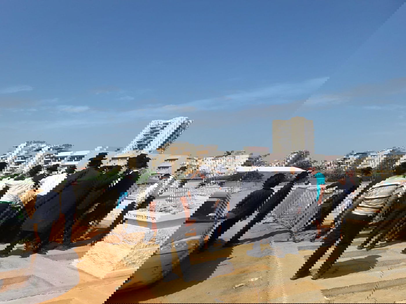 תיעוד ראשון: הכנת קברו של הגר"נ קרליץ זצוק"ל