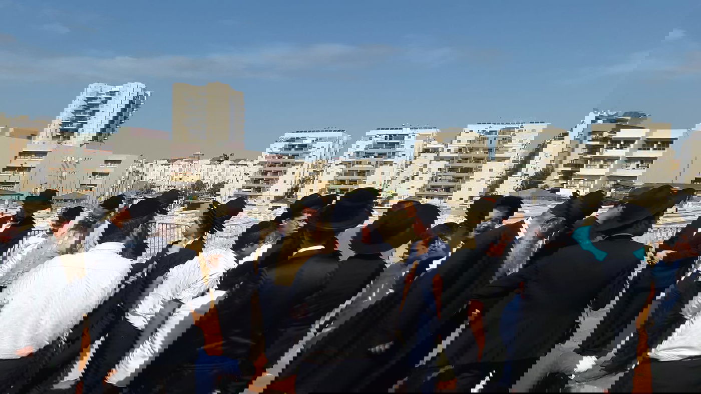 תיעוד ראשון: הכנת קברו של הגר"נ קרליץ זצוק"ל