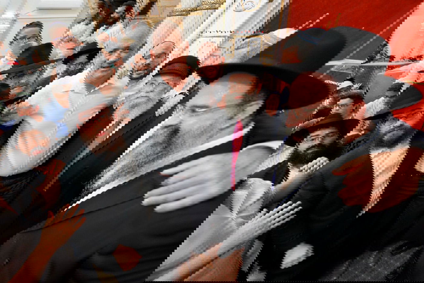 בחירות שלישיות? הפוליטיקאים התאחדו בהקפות השניות המרכזיות בכפר חב"ד