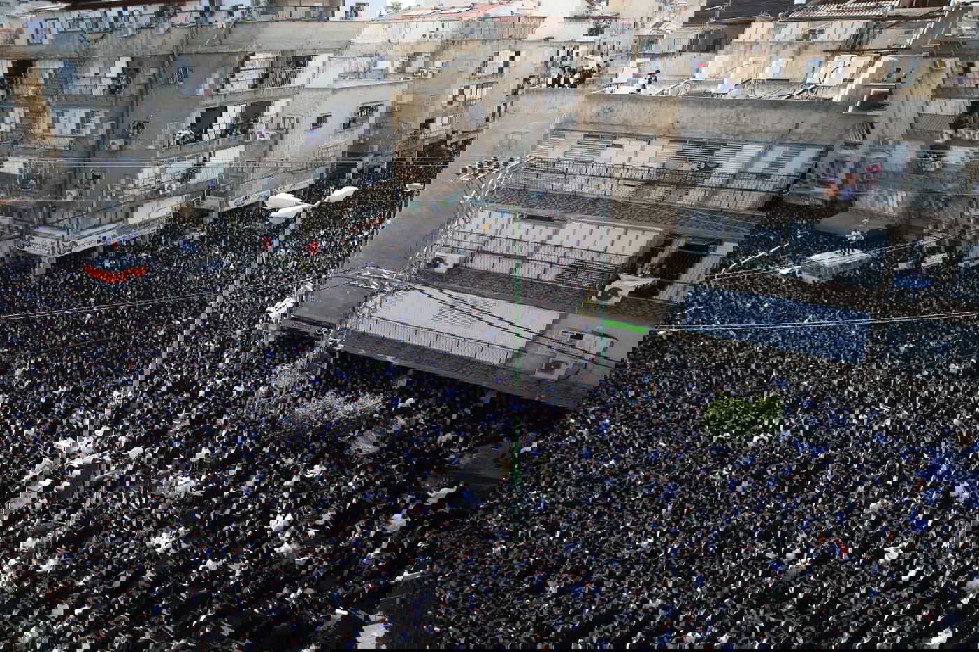 מסע הלווית הגר"נ קרליץ זצ"ל • צפו בגלריה