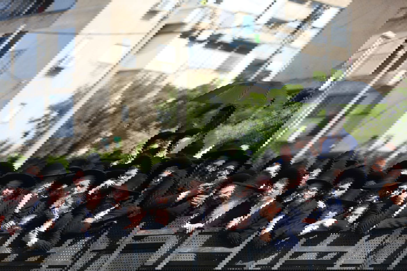 מסע הלווית הגר"נ קרליץ זצ"ל • צפו בגלריה