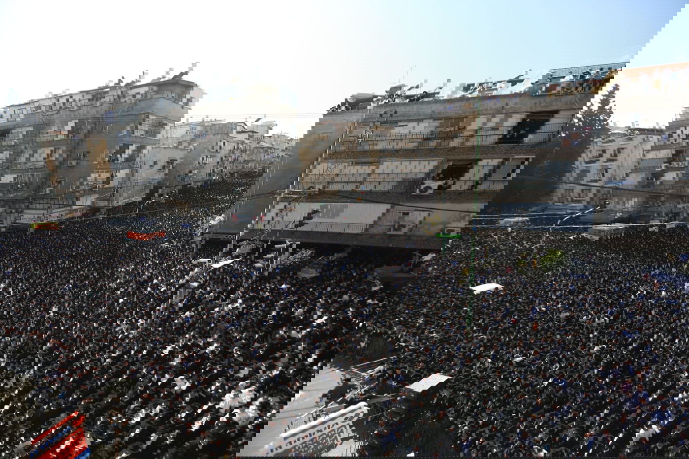 מסע הלווית הגר"נ קרליץ זצ"ל • צפו בגלריה