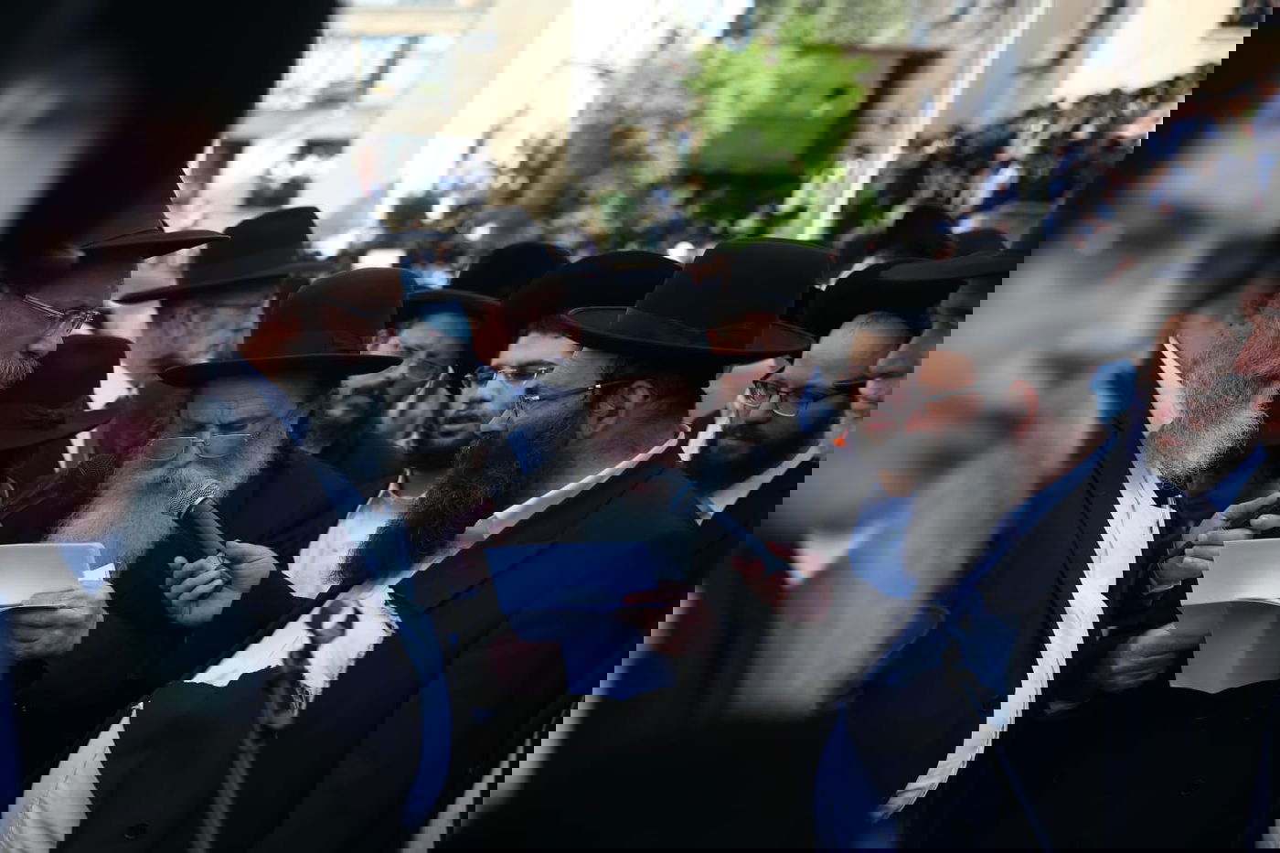 מסע הלווית הגר"נ קרליץ זצ"ל • צפו בגלריה