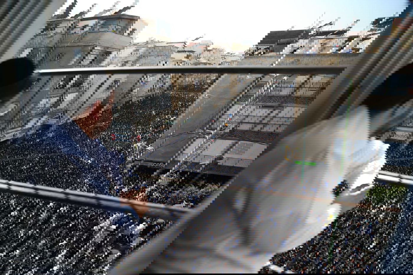 מסע הלווית הגר"נ קרליץ זצ"ל • צפו בגלריה