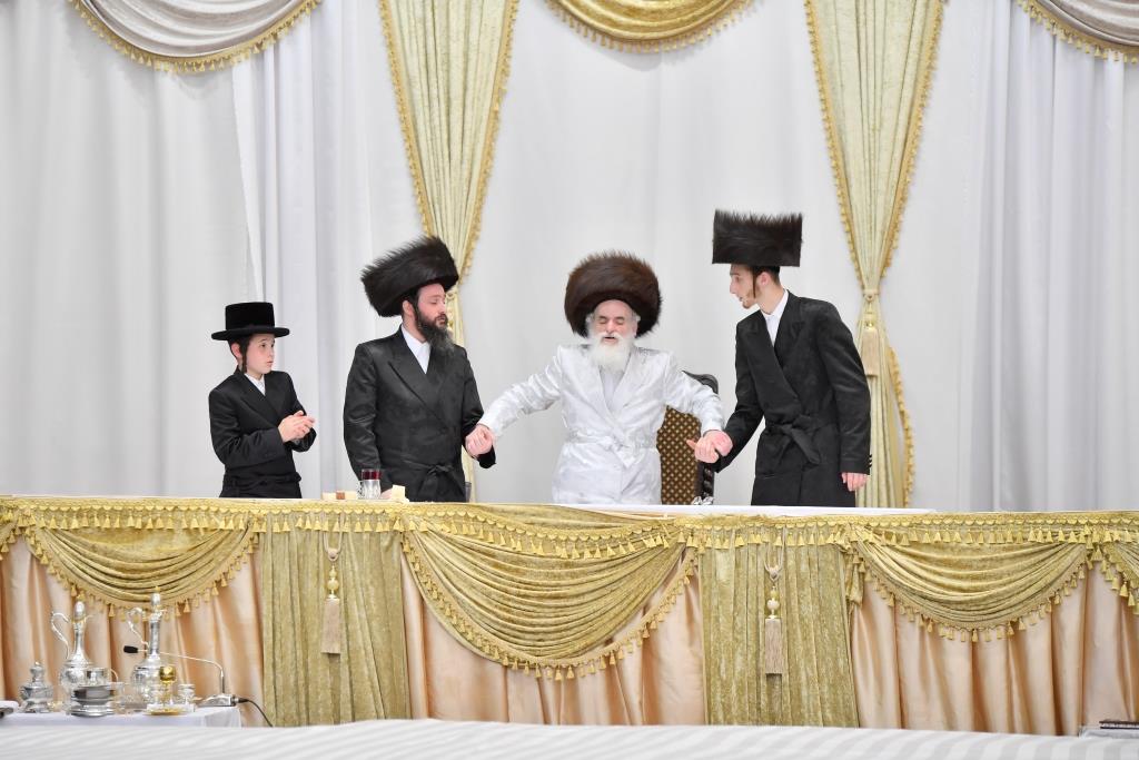 כך חגגו את חגי תשרי בחצר הקודש ויז'ניץ