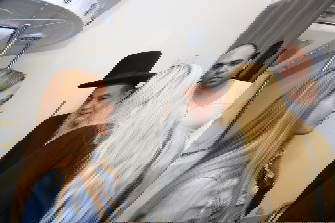 הזמרת שהתגיירה נסרין-ברכה קדרי התברכה מהרב יגאל כהן • תיעוד