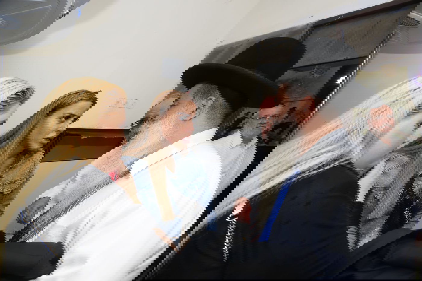 הזמרת שהתגיירה נסרין-ברכה קדרי התברכה מהרב יגאל כהן • תיעוד