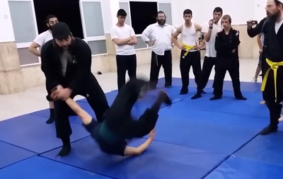 כך תתגוננו מדקירת סכין צדית • צפו בביצוע