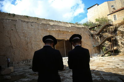 הצרפתים נכנעו ופתחו את קברי המלכים • תיעוד מיוחד