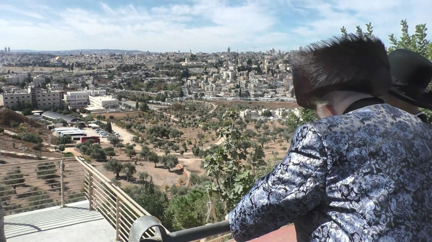 בהר הצופים לעבר מקום המקדש