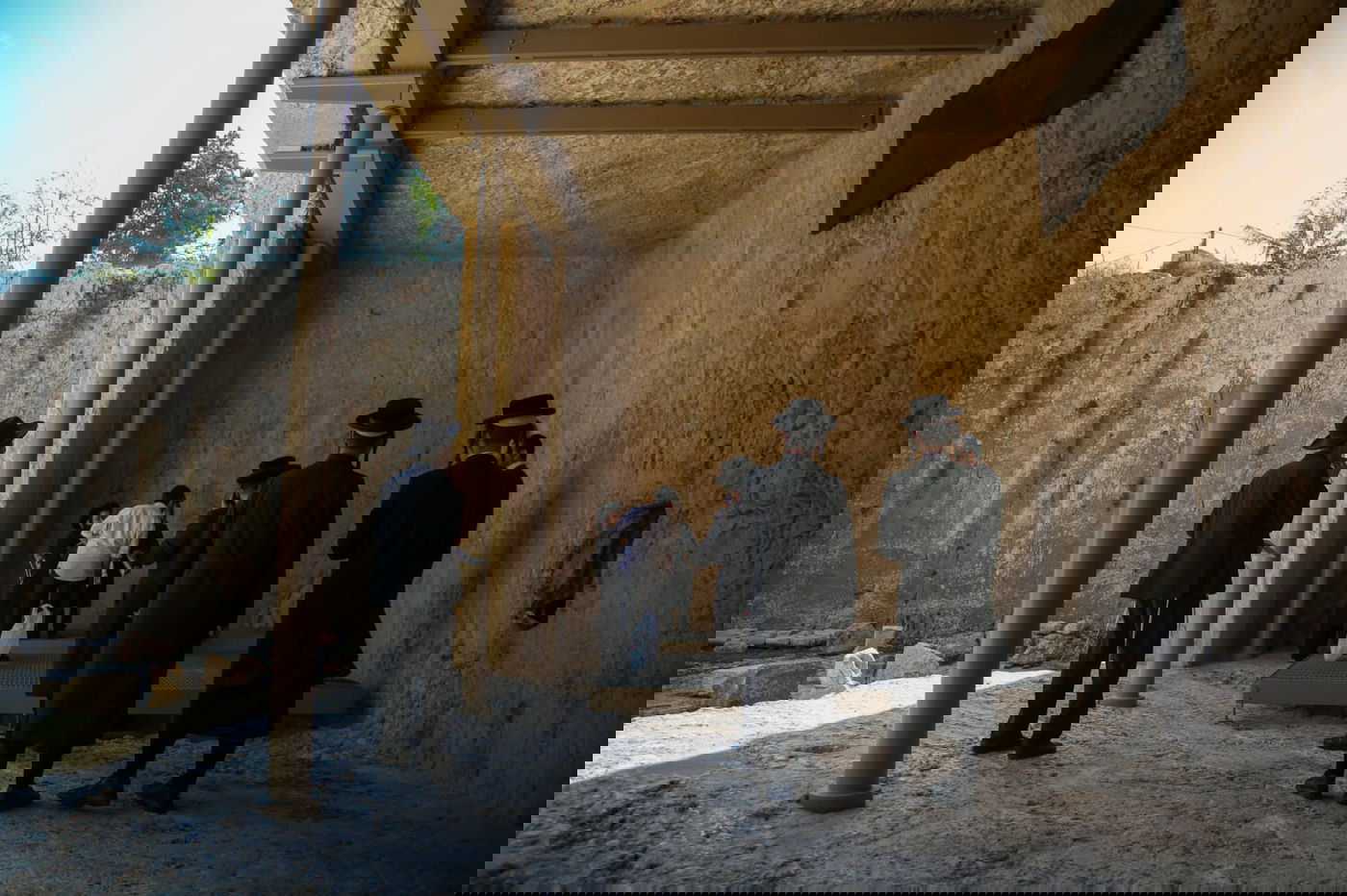 הצרפתים נכנעו ופתחו את קברי המלכים • תיעוד מיוחד