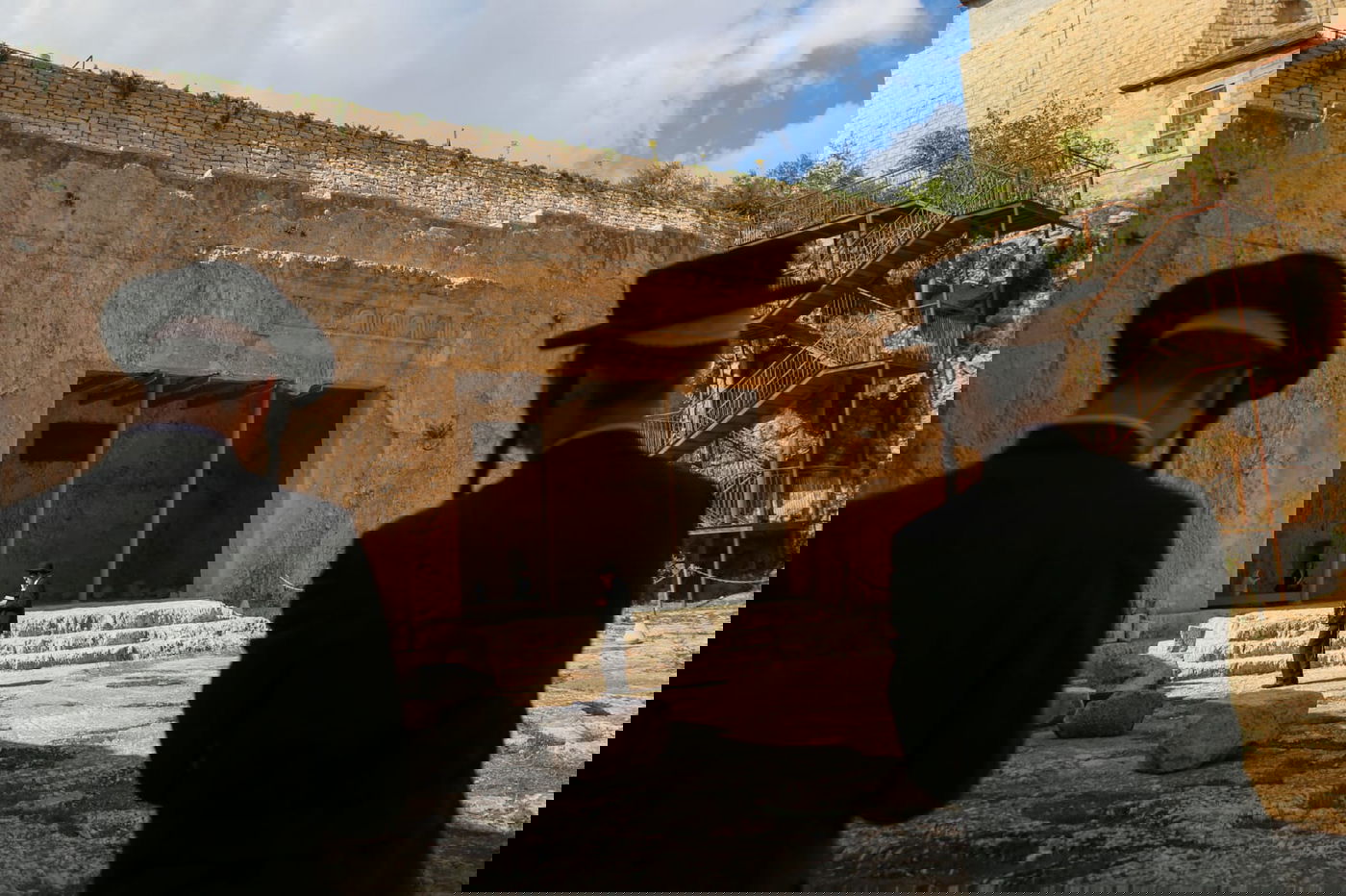 הצרפתים נכנעו ופתחו את קברי המלכים • תיעוד מיוחד