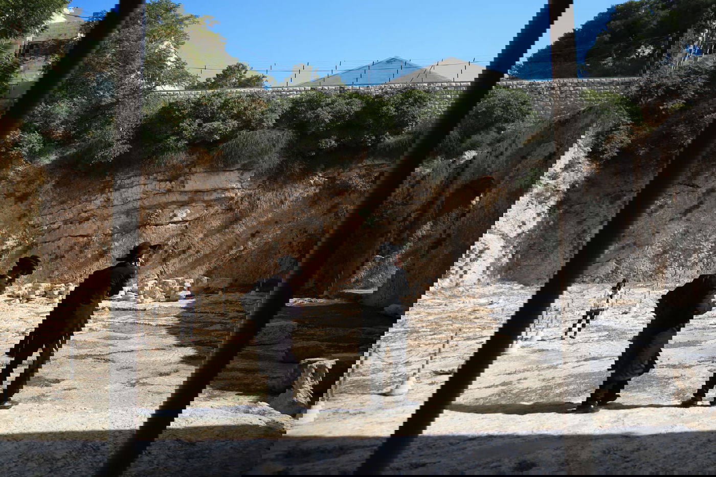 הצרפתים נכנעו ופתחו את קברי המלכים • תיעוד מיוחד