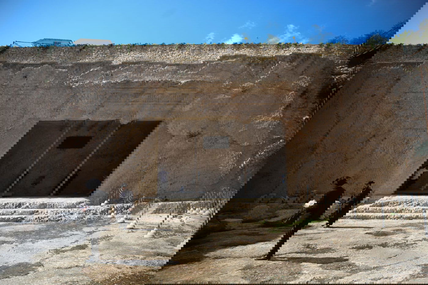 הצרפתים נכנעו ופתחו את קברי המלכים • תיעוד מיוחד