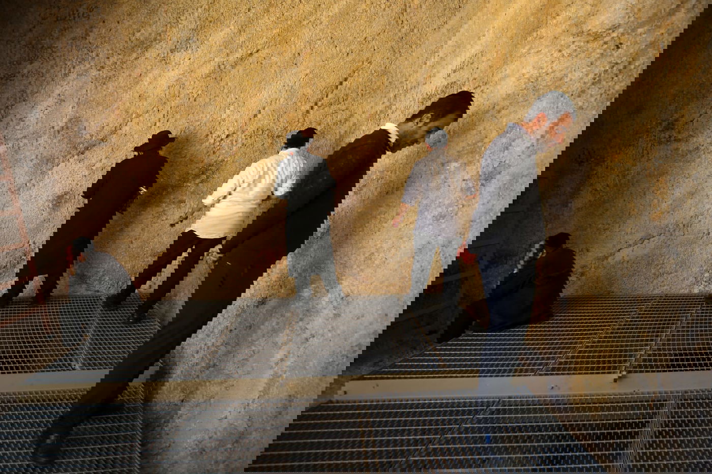 הצרפתים נכנעו ופתחו את קברי המלכים • תיעוד מיוחד