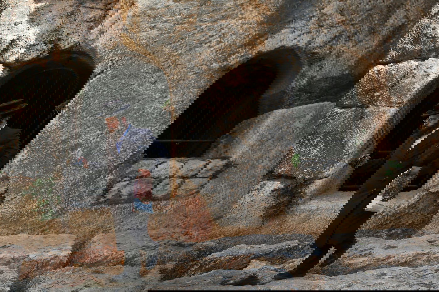 הצרפתים נכנעו ופתחו את קברי המלכים • תיעוד מיוחד