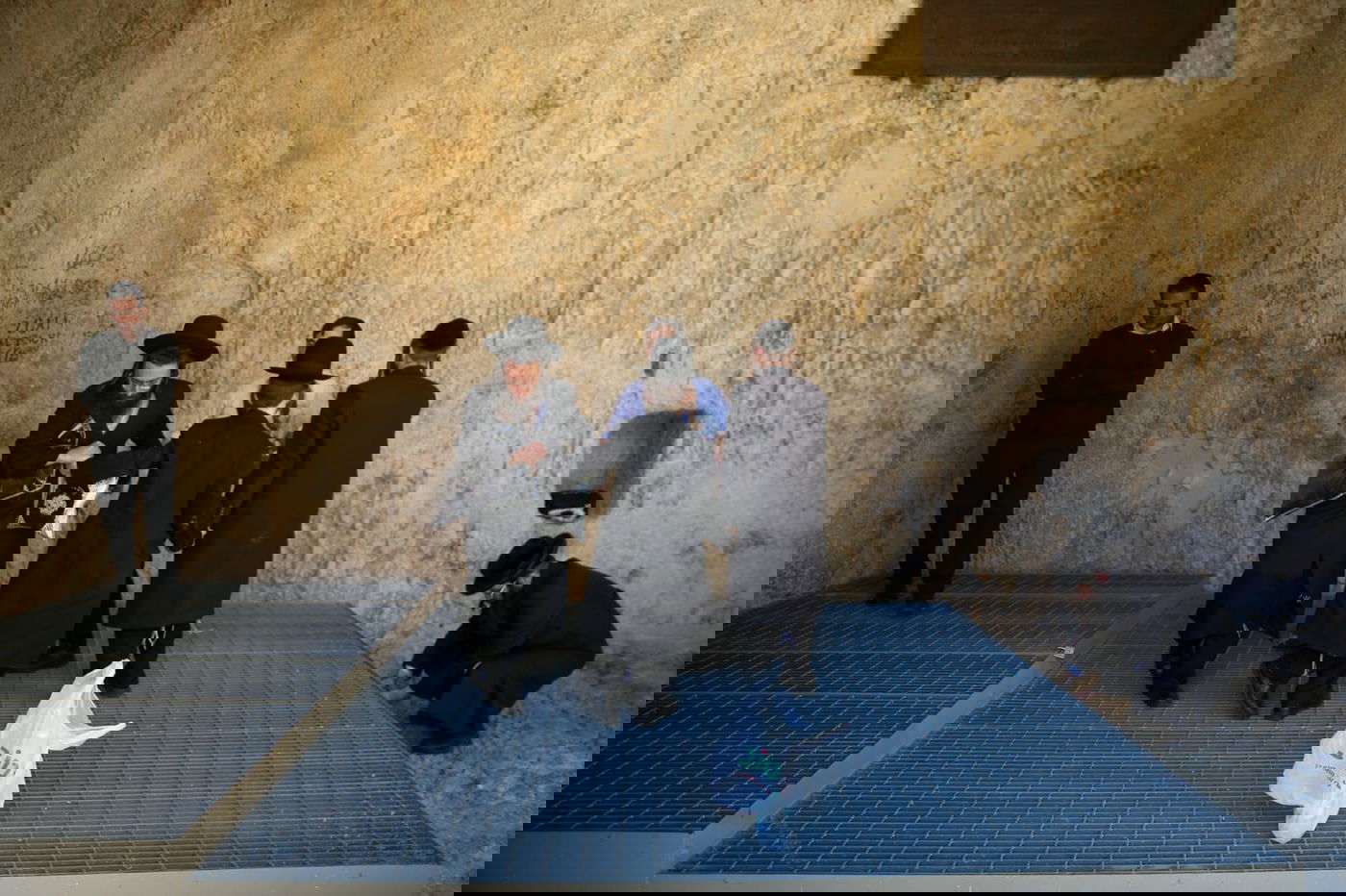 הצרפתים נכנעו ופתחו את קברי המלכים • תיעוד מיוחד