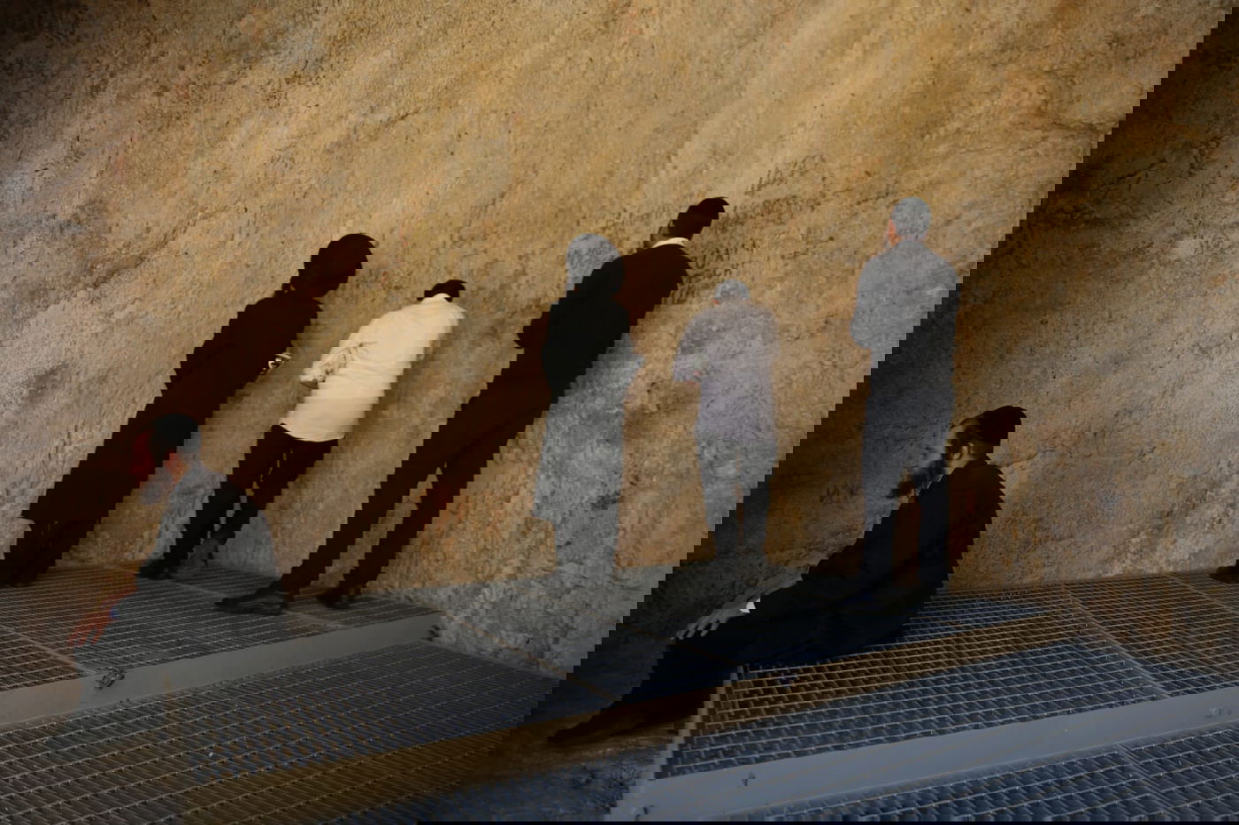 הצרפתים נכנעו ופתחו את קברי המלכים • תיעוד מיוחד