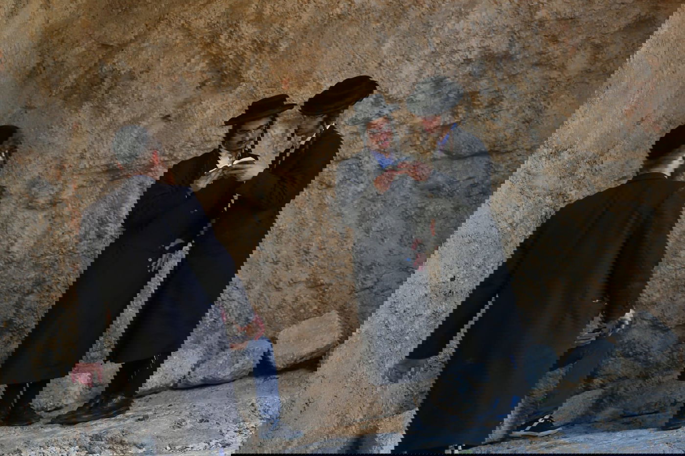 הצרפתים נכנעו ופתחו את קברי המלכים • תיעוד מיוחד