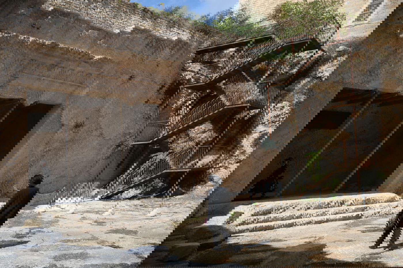 הצרפתים נכנעו ופתחו את קברי המלכים • תיעוד מיוחד