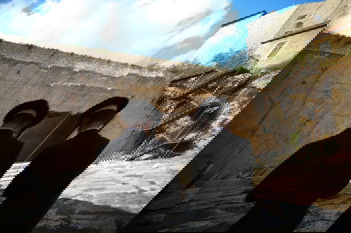 הצרפתים נכנעו ופתחו את קברי המלכים • תיעוד מיוחד