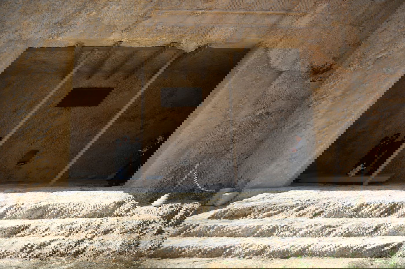 הצרפתים נכנעו ופתחו את קברי המלכים • תיעוד מיוחד