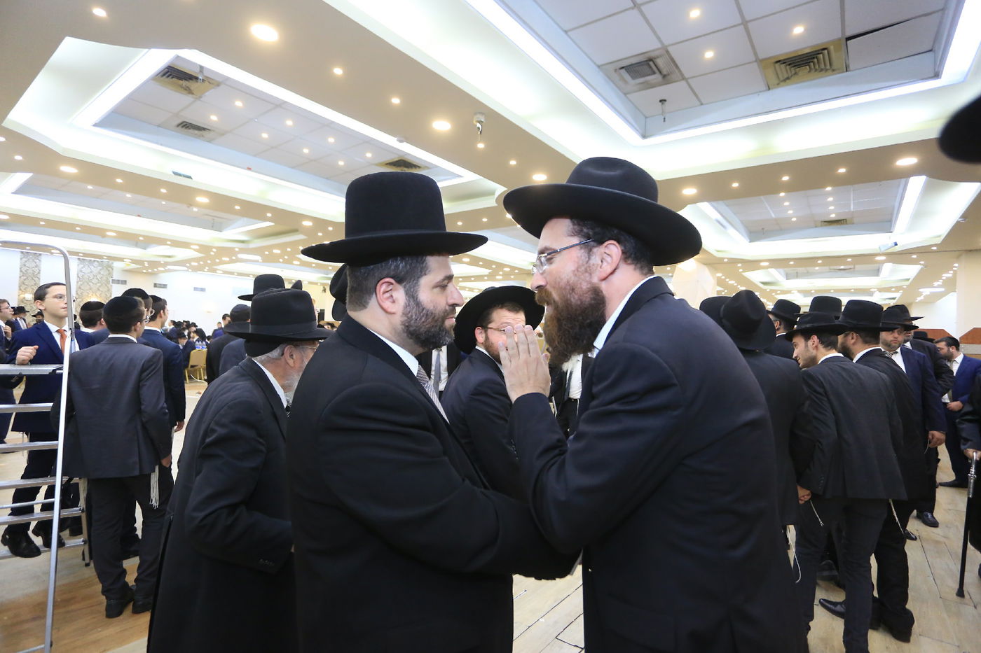 מנחם שפירא חיתן את בתו - כולם התייצבו • צפו