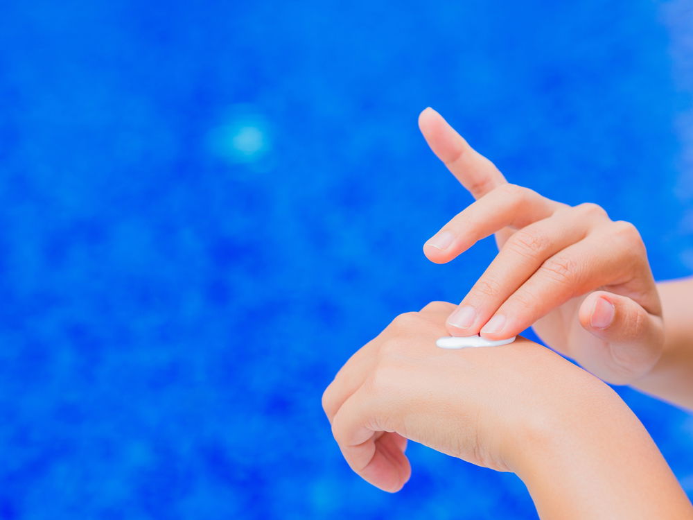 אתן צריכות למרוח קרם הגנה על הידיים - וזו הסיבה