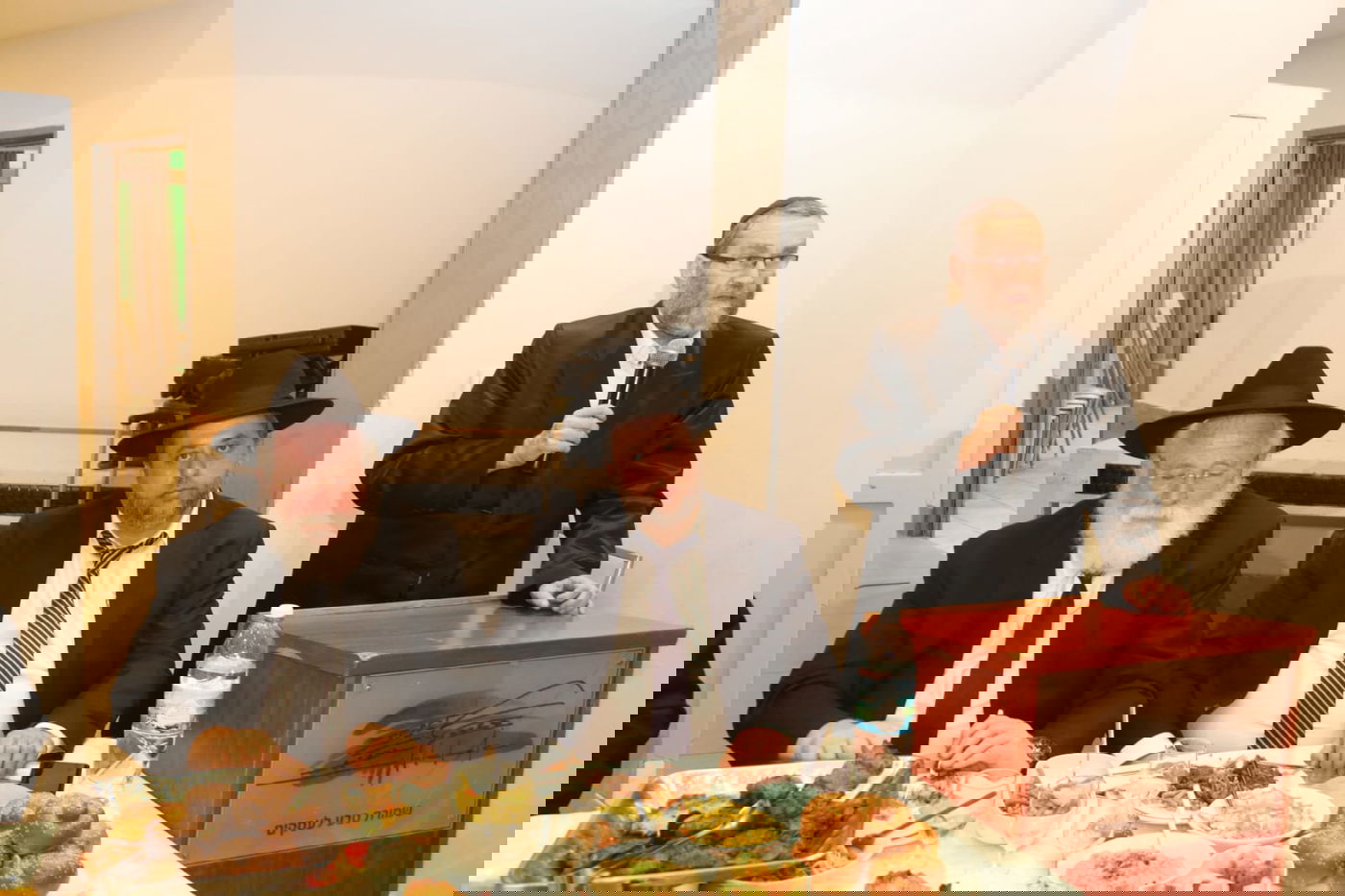 כך חגגו ב'דגל התורה' שבע ברכות למנחם שפירא