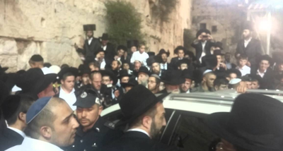 הגר"ח עם רכבו ליד הכותל, תמונת ארכיון