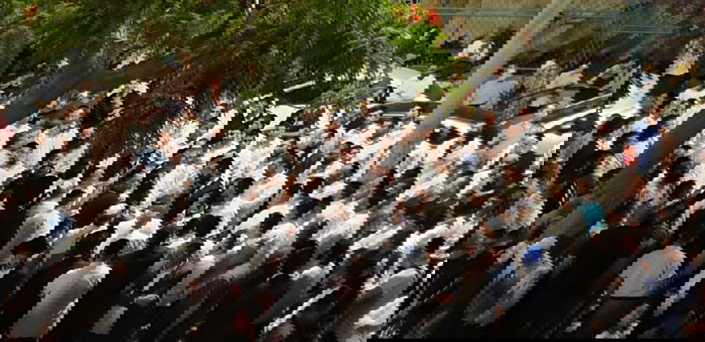 תושבים לרב קוק: "אם תלך - כולנו אחריך" 